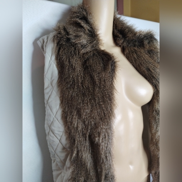 Xoxo women's knitted quilted size medium vest with faux fur - Picture 6 of 9